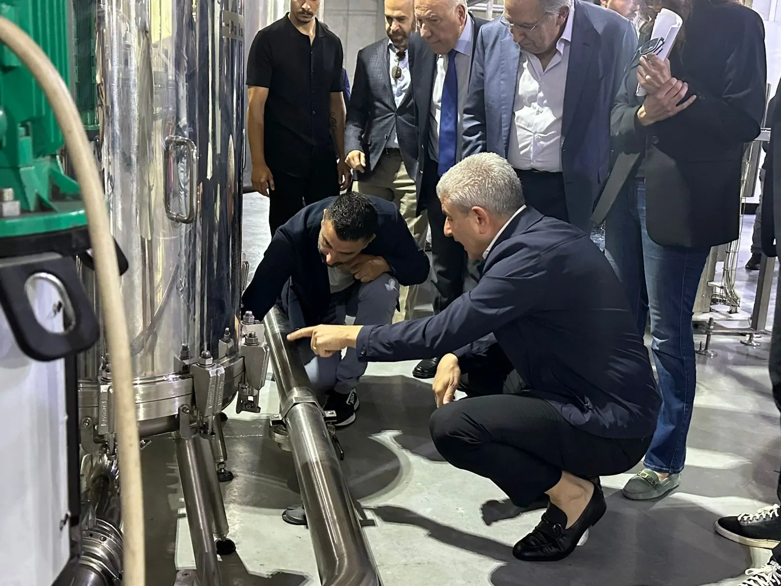 عيسى الخوري تفقد مياه تنورين و”شرب” منها “عوقبت بدون وجه حق وعلينا تطمين الأسواق الخارجية الى سلامتها